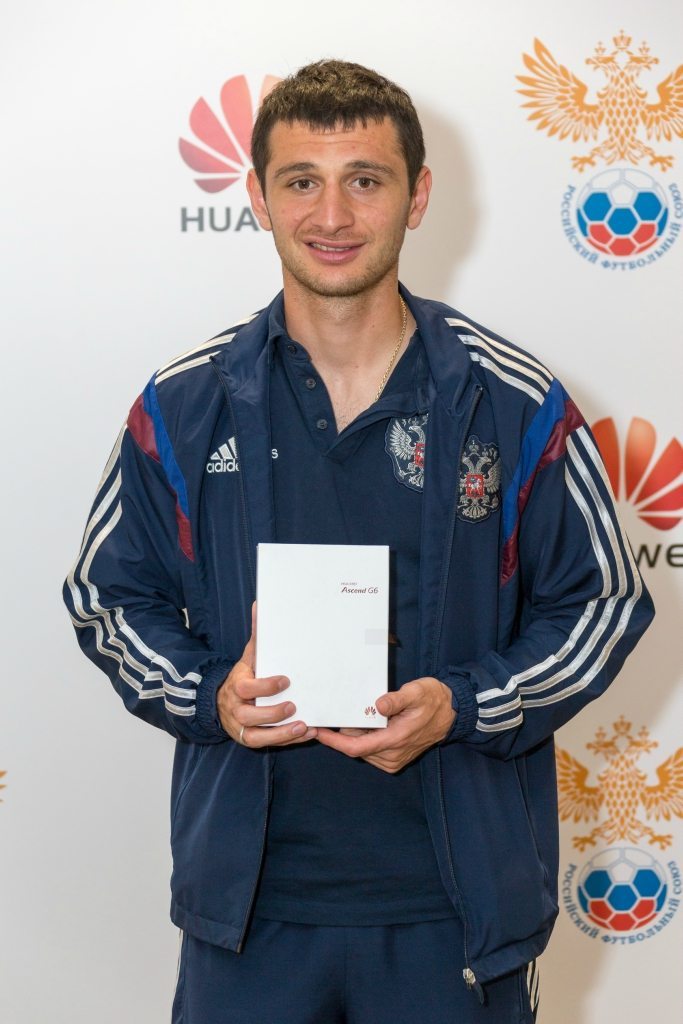 Представители Huawei проводили сборную России по футболу