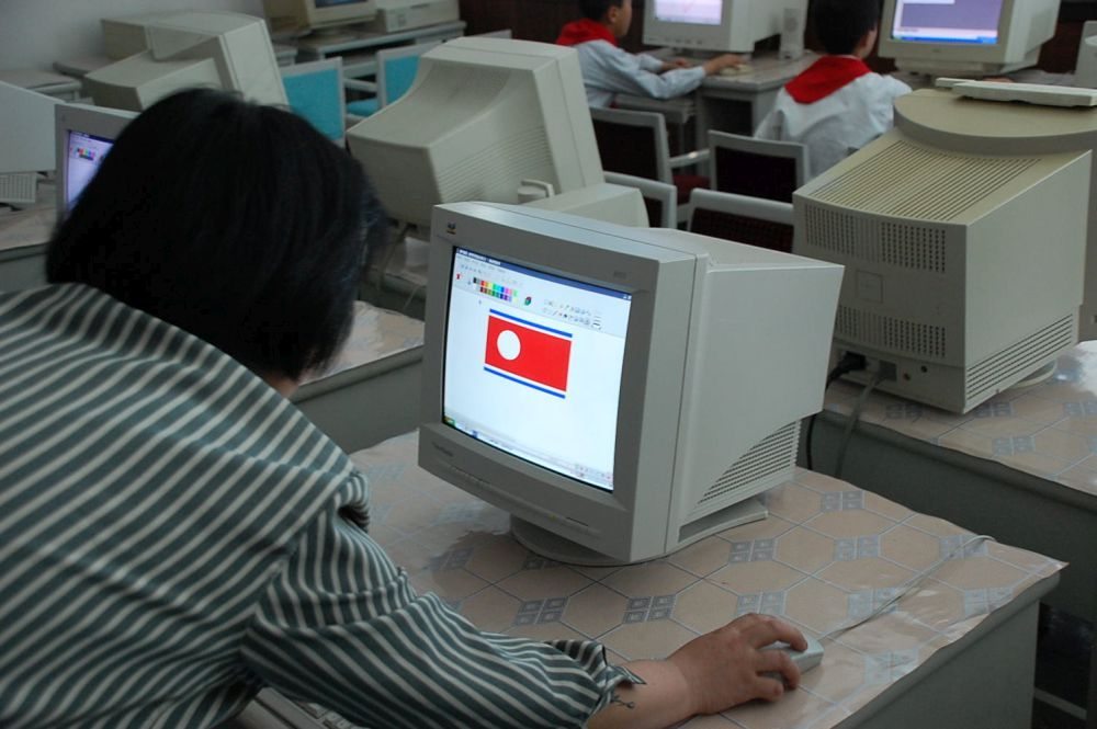 North_Korea-Pyongyang-Computer_class_at_a_school-01