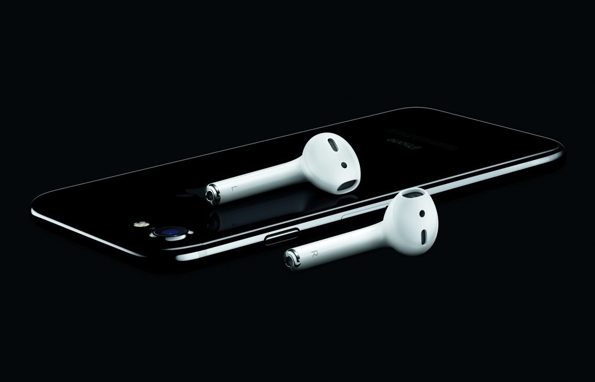 iPhone7-JetBlk-34BR_AirPods-Laydown-OB-PRINT