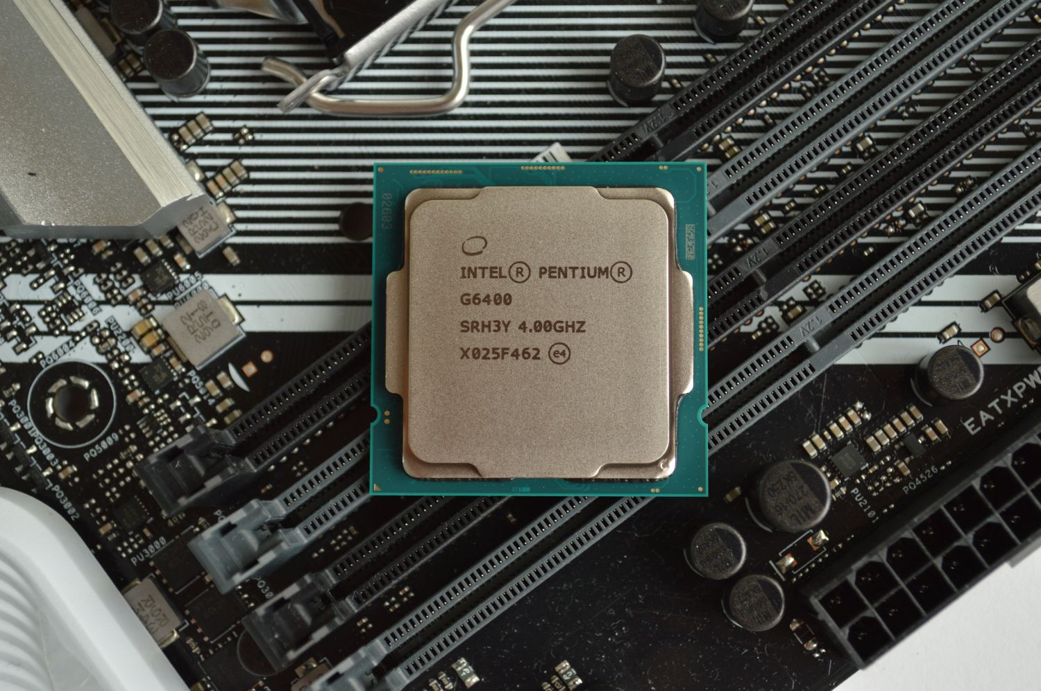 Intel core gold. Процессор Intel Pentium Gold g6400. Процессор Intel Pentium Gold g6400, OEM. Pentium Gold g6400 сокет. Процессор Intel Pentium Gold g6400, LGA 1200.