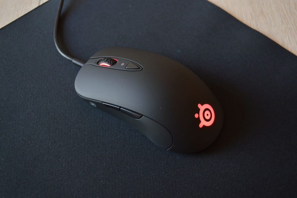 SteelSeries Sensei Ten светится красным