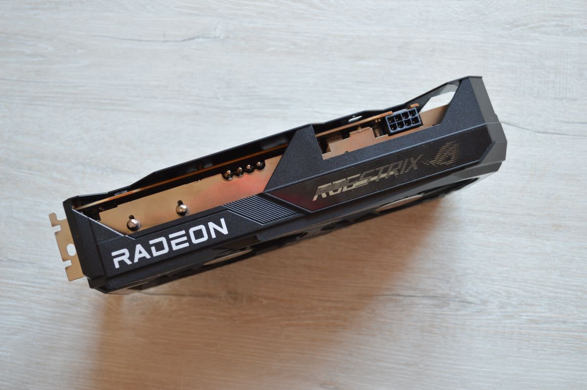 ASUS ROG Strix Radeon RX 6600 XT OC Edition сбоку