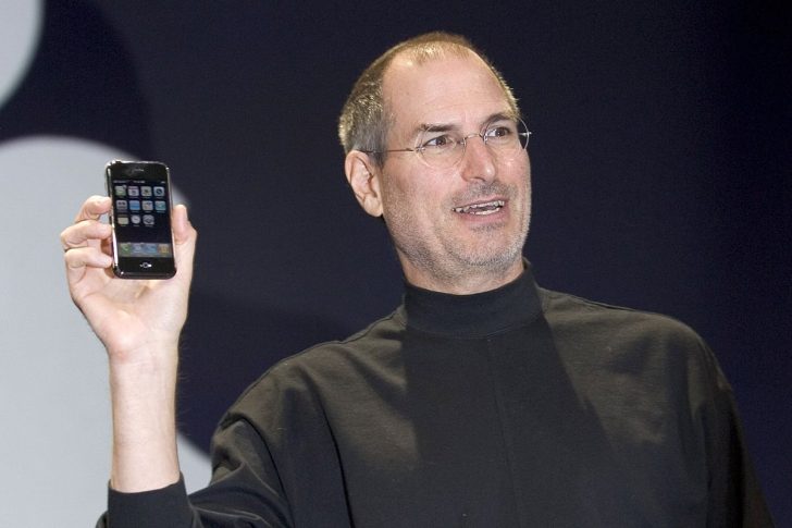 Steve-Jobs-unveils-the-first-iPhone-728x485